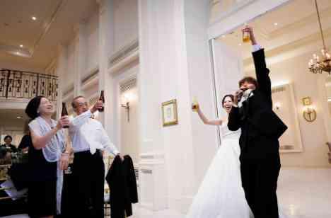 お二人と大好きなゲストのみんなが近い結婚式の披露宴画像