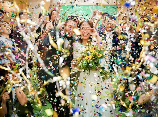 まるで山の中の学校のようなWeddingの挙式実例画像