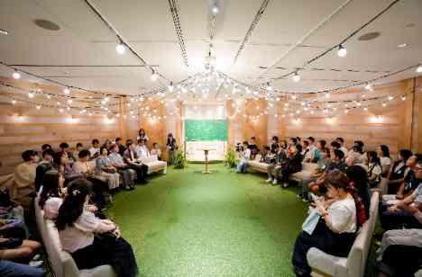 まるで山の中の学校のようなWeddingの挙式画像