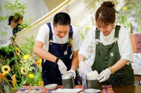まるで山の中の学校のようなWeddingの演出画像