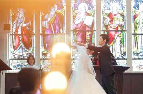 映画に出て来るロマンチックな結婚式をの挙式画像