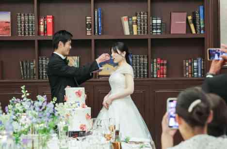 映画に出て来るロマンチックな結婚式をの演出画像