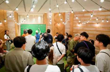 山の中の学校のようなウェディングパーティの演出画像