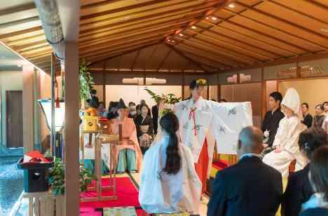 大切な人たちと迎える貸切Weddingの挙式画像