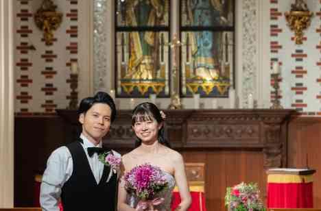 大好きな人とモノに囲まれたお二人らしい結婚式の挙式画像
