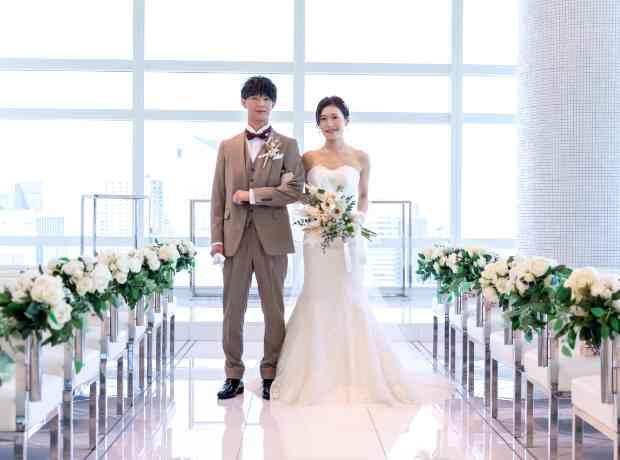 たくさんのゲストの方に囲まれた結婚式の挙式実例画像