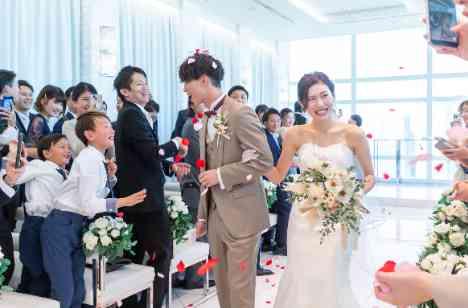 たくさんのゲストの方に囲まれた結婚式の挙式画像