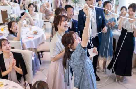 たくさんのゲストの方に囲まれた結婚式の演出画像