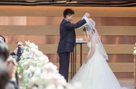 夏生まれの私たちらしい爽やかな結婚式の挙式画像