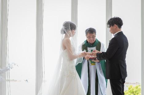 感動が連鎖するお二人のウェディングパーティーの挙式画像