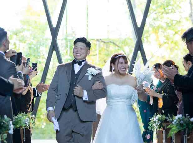 カジュアルでＰＯＰなおふたりらしさ全開の結婚式の挙式実例画像