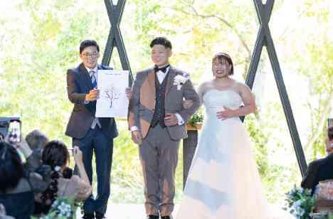 カジュアルでPOPなおふたりらしさ全開の結婚式の挙式画像