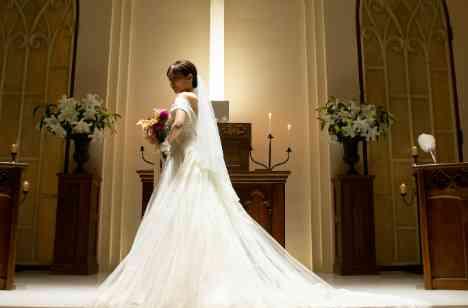 "特製レモンサワー"でゲストと一緒に楽しむ結婚式の挙式画像