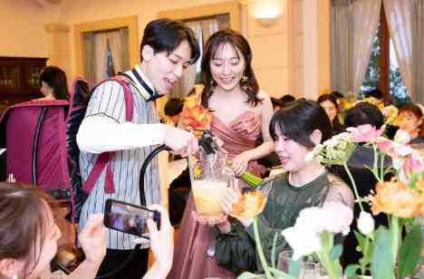 "特製レモンサワー"でゲストと一緒に楽しむ結婚式の披露宴画像