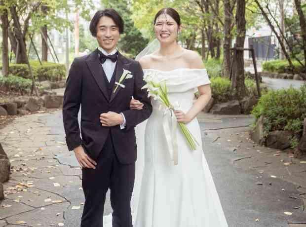 感謝の時間と友人と交じ合うおふたりも愉しむひと時の挙式実例画像
