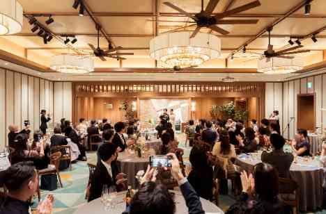 感謝の時間と友人と交じ合うおふたりも愉しむひと時の披露宴画像