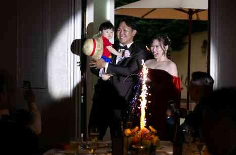 大好きな友達に囲まれたアットホームな結婚式の披露宴画像
