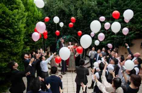 大好きな友達に囲まれたアットホームな結婚式の演出画像
