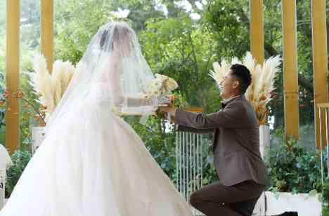 ゲストとの距離感が近いアットホームな結婚式の挙式画像