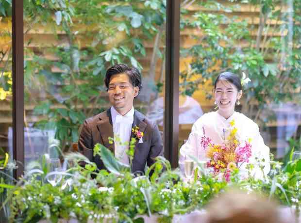 緑溢れる憧れの会場で叶えるセンスフルウェディングの挙式実例画像
