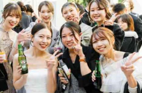 同窓会のようにアットホームウェディングの披露宴画像