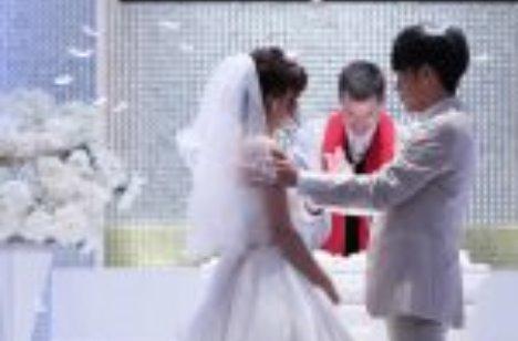 夏のように笑顔が眩しいウェディングパーティーの演出画像