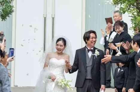 ゲストの皆様と楽しむアットホームな結婚式の挙式画像