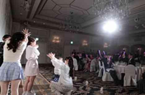 非日常空間の中でアイドル気分で楽しむウエディングの演出画像