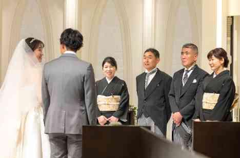 おふたりの優しさが溢れるアットホームな結婚式の挙式画像