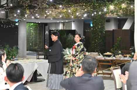 日本らしさも取り入れたグローバルウェディングの披露宴画像