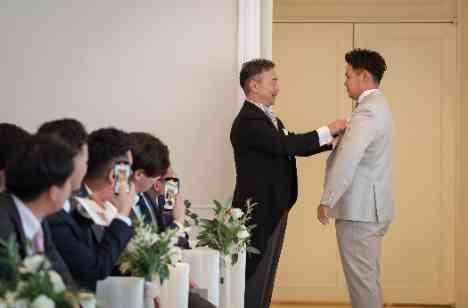 お二人もゲストも愛と笑顔にあふれた結婚式の挙式画像