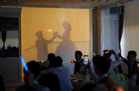 お二人もゲストも愛と笑顔にあふれた結婚式の披露宴画像