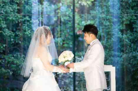 近しい友人、親族の方達を招いての温かい結婚式の挙式画像