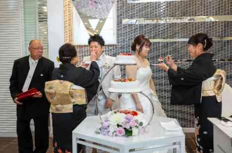 近しい友人、親族の方達を招いての温かい結婚式の披露宴画像