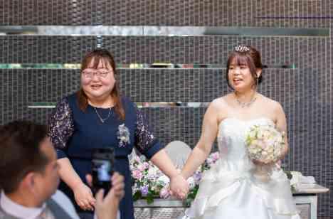 近しい友人、親族の方達を招いての温かい結婚式の演出画像