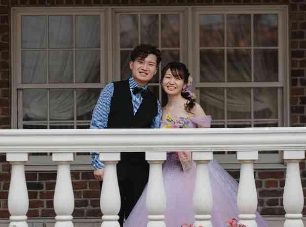 春の花で彩るテーマパークウエディングの挙式実例画像