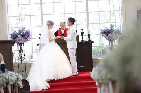 アットホームな結婚式の挙式画像