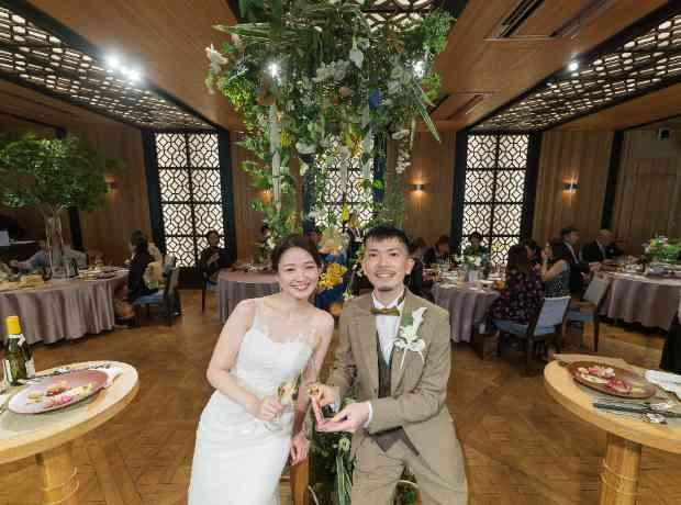 高砂を会場センターに置くゲストに囲まれた結婚式の挙式実例画像