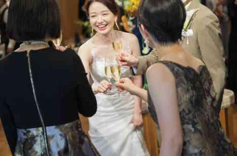 高砂を会場センターに置くゲストに囲まれた結婚式の準備・打ち合わせ画像