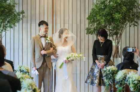 高砂を会場センターに置くゲストに囲まれた結婚式の挙式画像