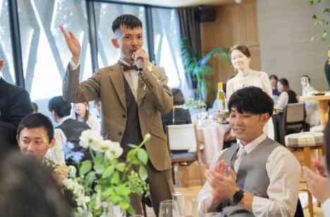 高砂を会場センターに置くゲストに囲まれた結婚式の披露宴画像