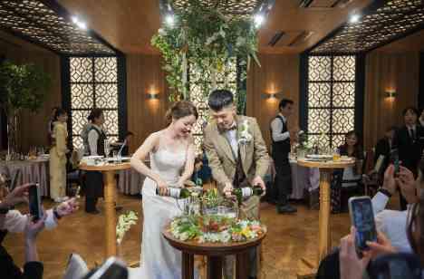 高砂を会場センターに置くゲストに囲まれた結婚式の演出画像