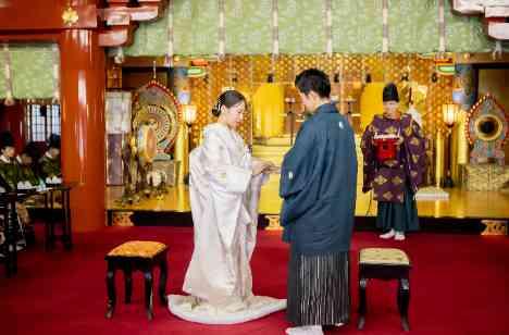 料理で感謝とおもてなしを伝える結婚式の挙式画像