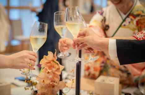 料理で感謝とおもてなしを伝える結婚式の披露宴画像