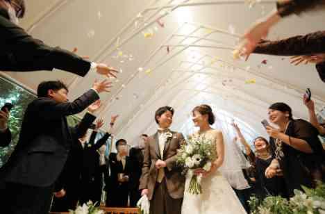 大切な人たちと過ごすハッピーで非日常な一日の挙式画像