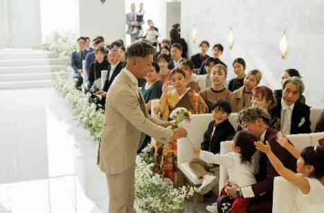 おふたりらしい華やかなWeddingの挙式画像