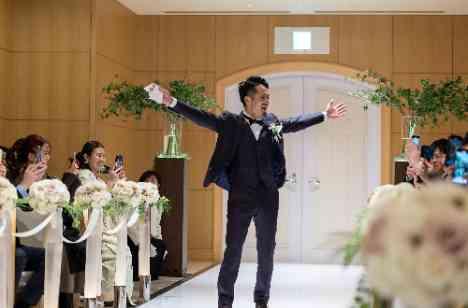 ゲストみんなを盛り上げる、にぎやかweddingの挙式画像