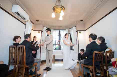 家族に想いを伝える思い出深い節目となる時間の挙式画像