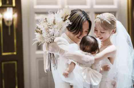 新郎新婦とお二人のお子様との結婚式ストーリーの挙式画像