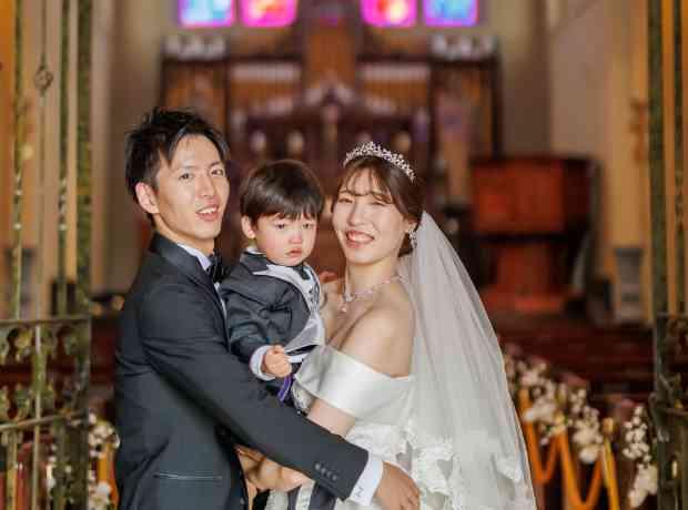 大切なゲストに囲まれて3人で創る最高の1日の挙式実例画像